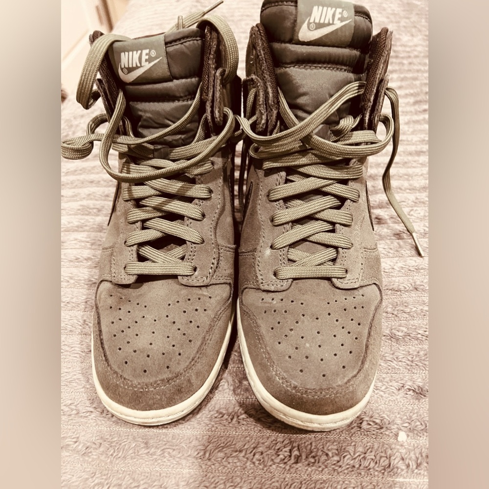 Nike Dunk Sky Hi Wedge Print Gray/Green
543258-302 Women's Size 8